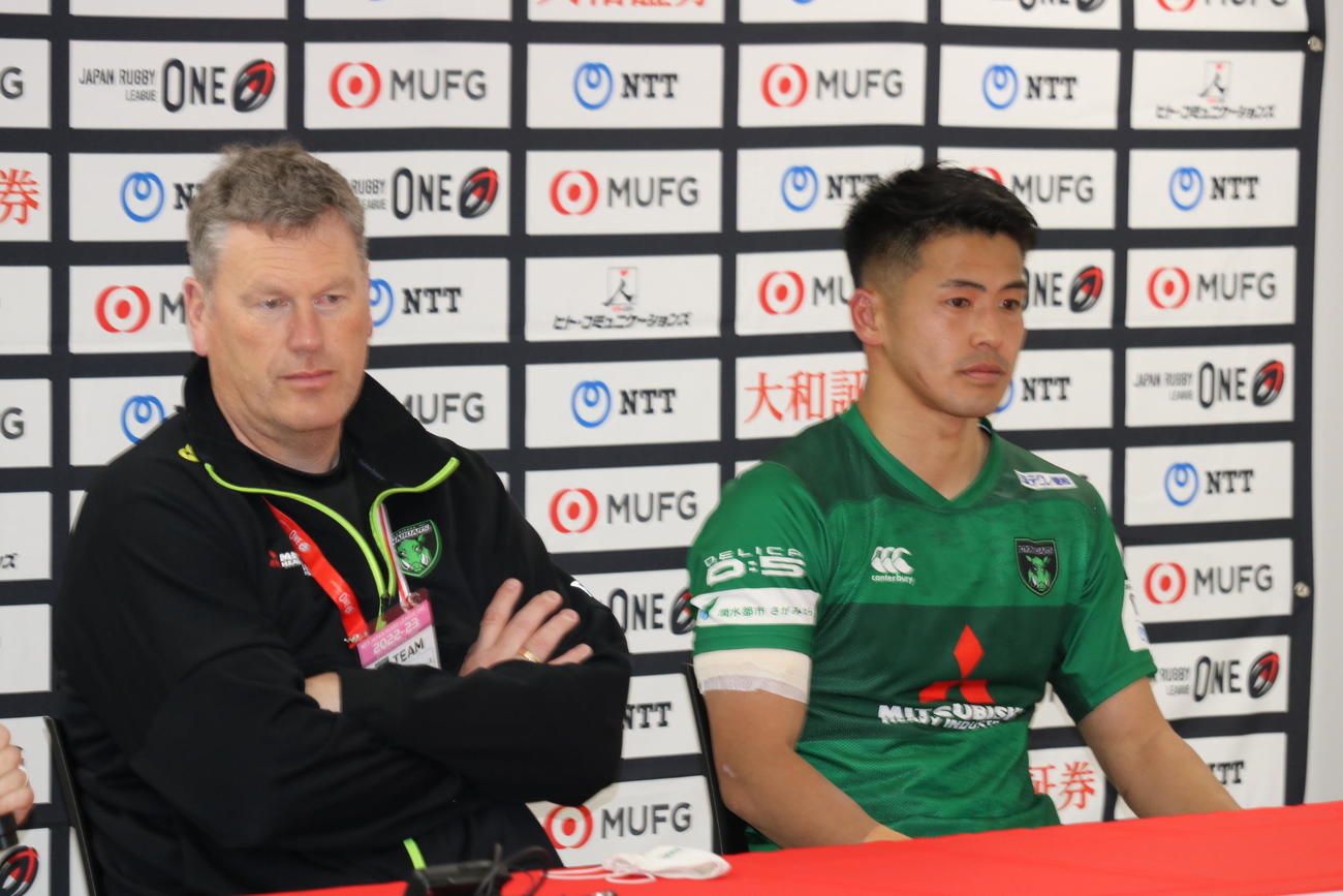 今季4勝目を挙げた相模原のグレン・ディレーニーHC（左）とSH岩村昂太主将