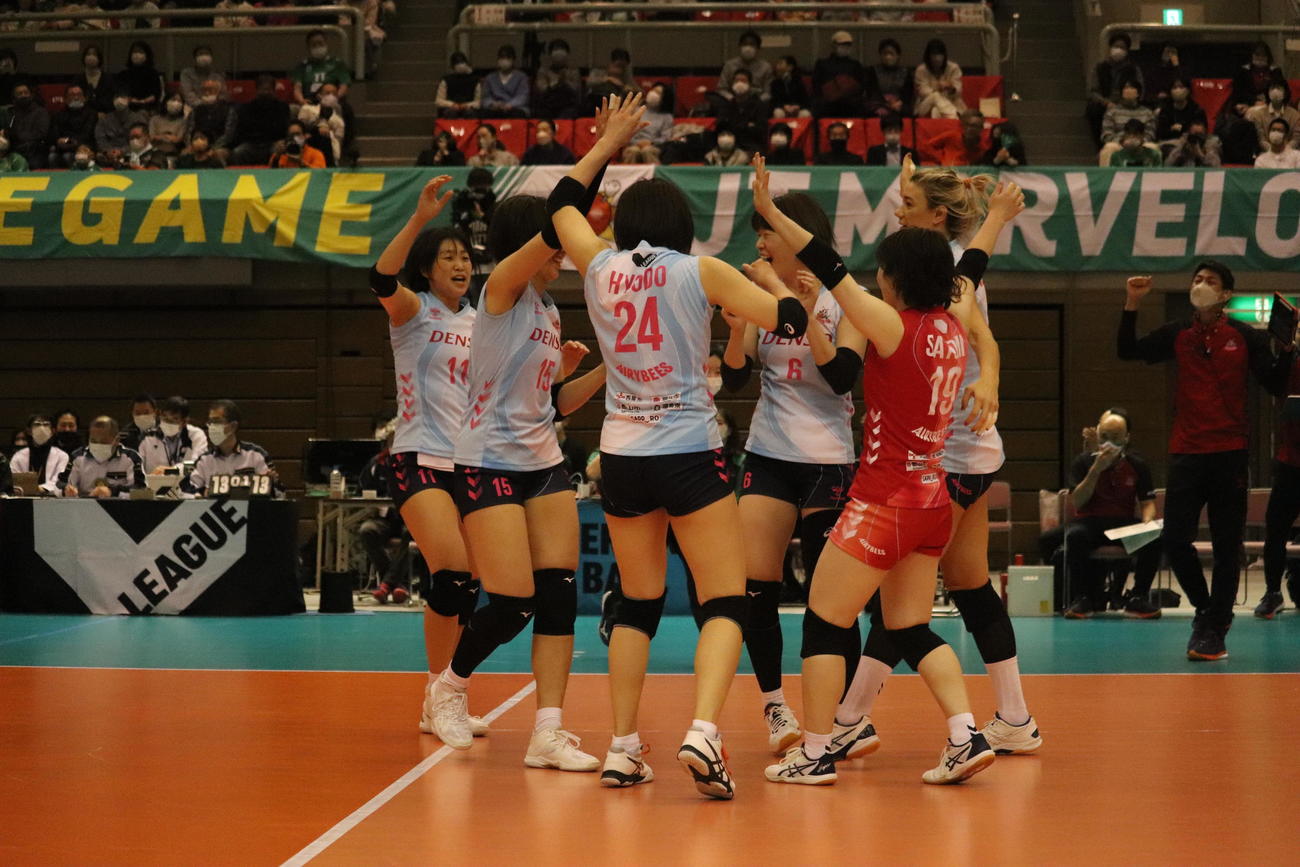 得点して喜ぶデンソーの選手（撮影・竹本穂乃加）