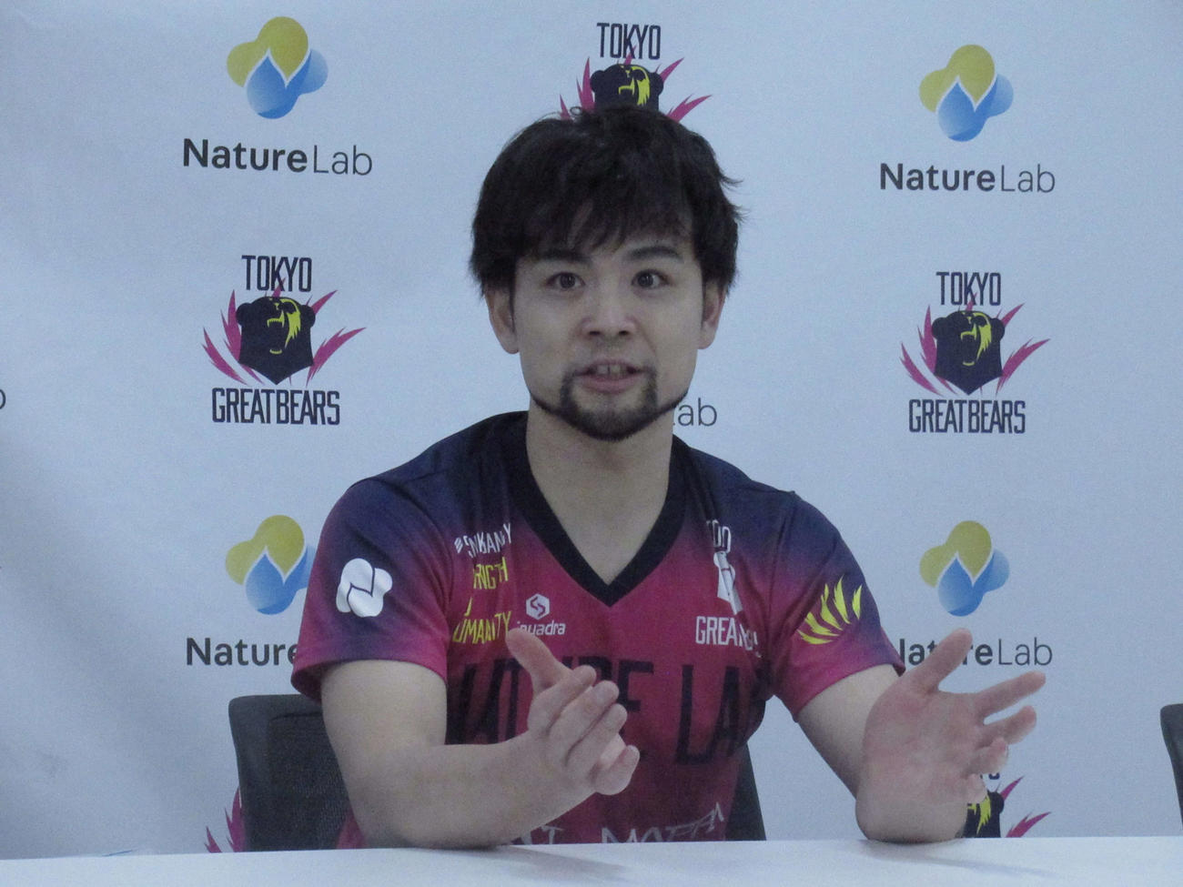 試合後にインタビューを受ける東京の古賀