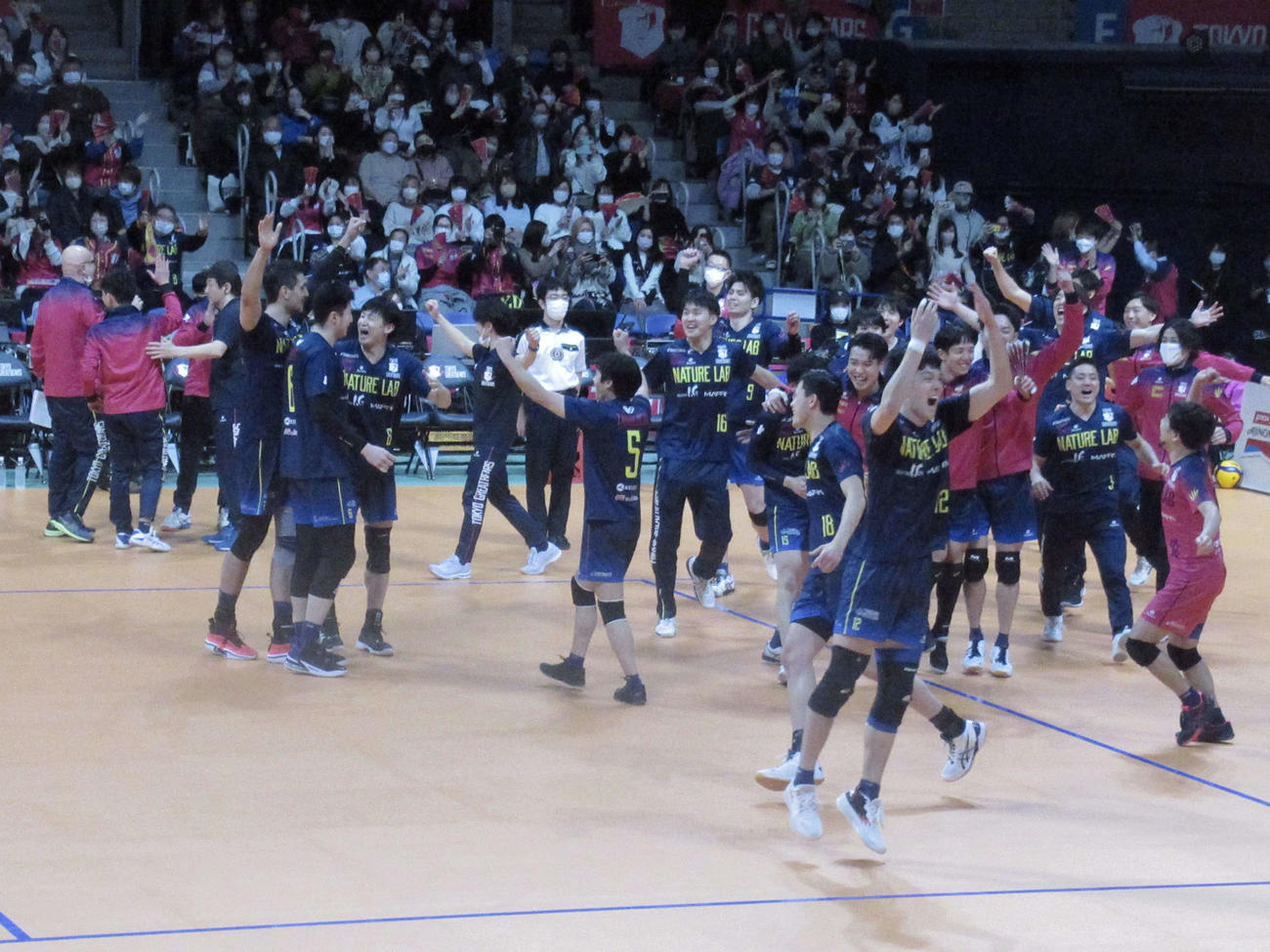 東京対ジェイテクト　試合に勝利し喜びを爆発させる東京の選手たち