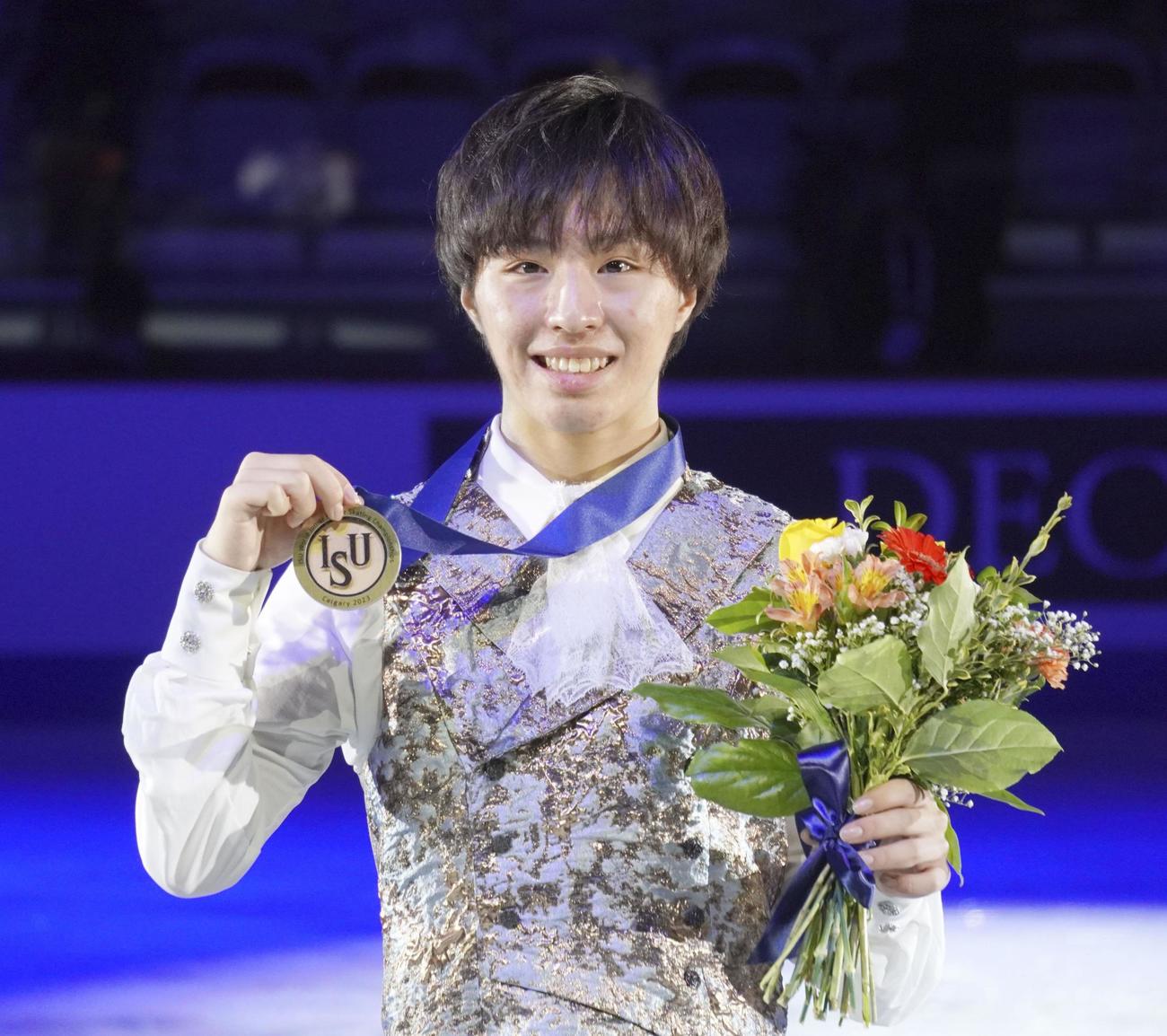 男子で優勝し、メダルを手に笑顔の三浦（共同）
