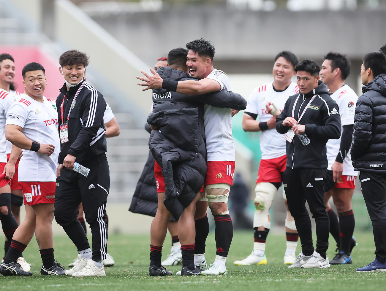 東京SG対トヨタ　勝利し、抱き合い喜ぶトヨタ姫野（中央右）（撮影・足立雅史）