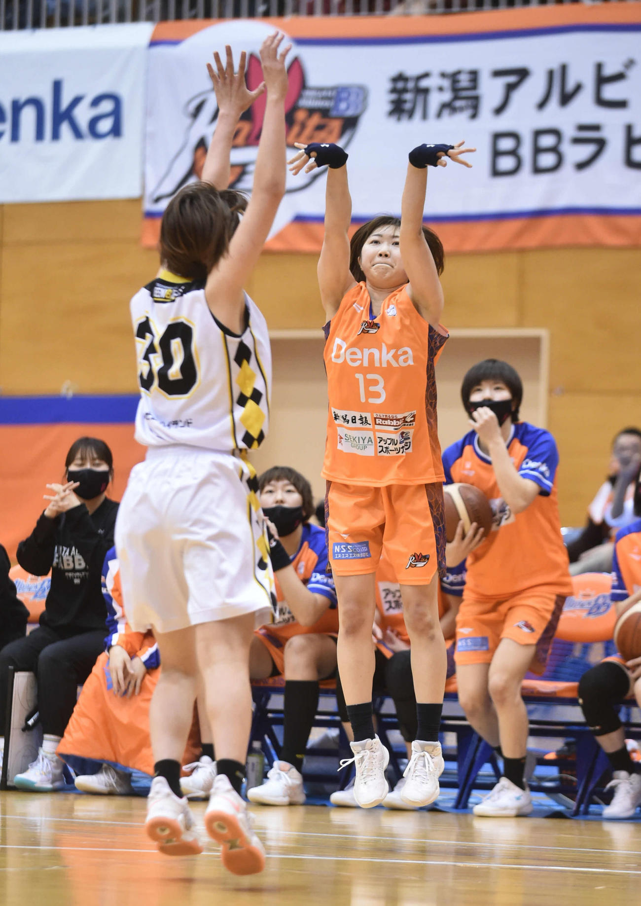 第3Q、新潟は陽本が3点シュートを決めて53－54と1点差に追い上げる