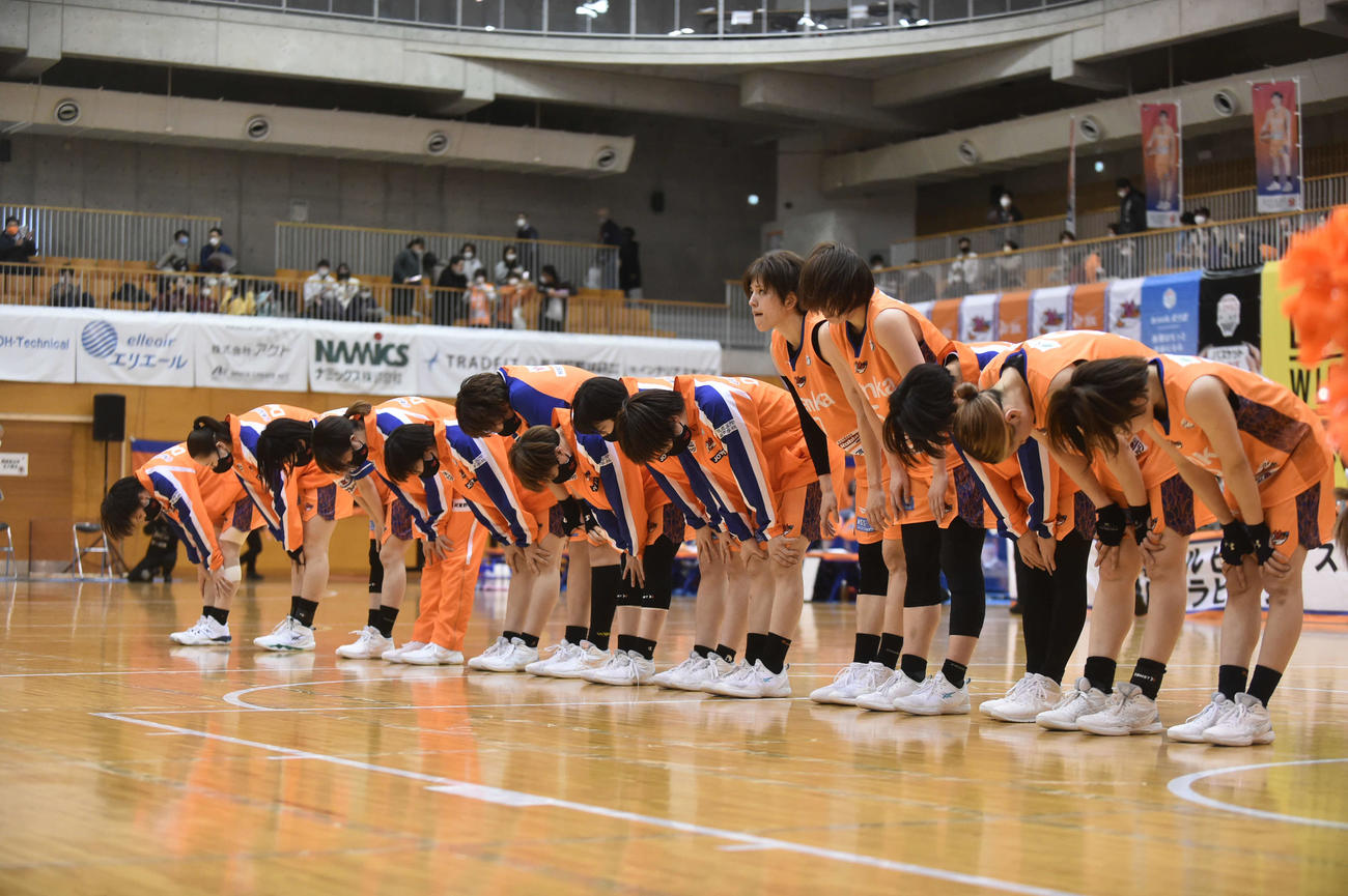 試合後、観客席に向かってあいさつする新潟のメンバー