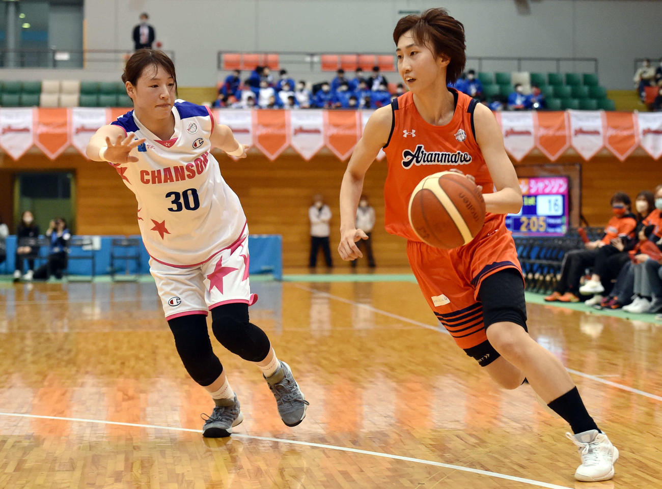第1Q、ドライブする北川（右）