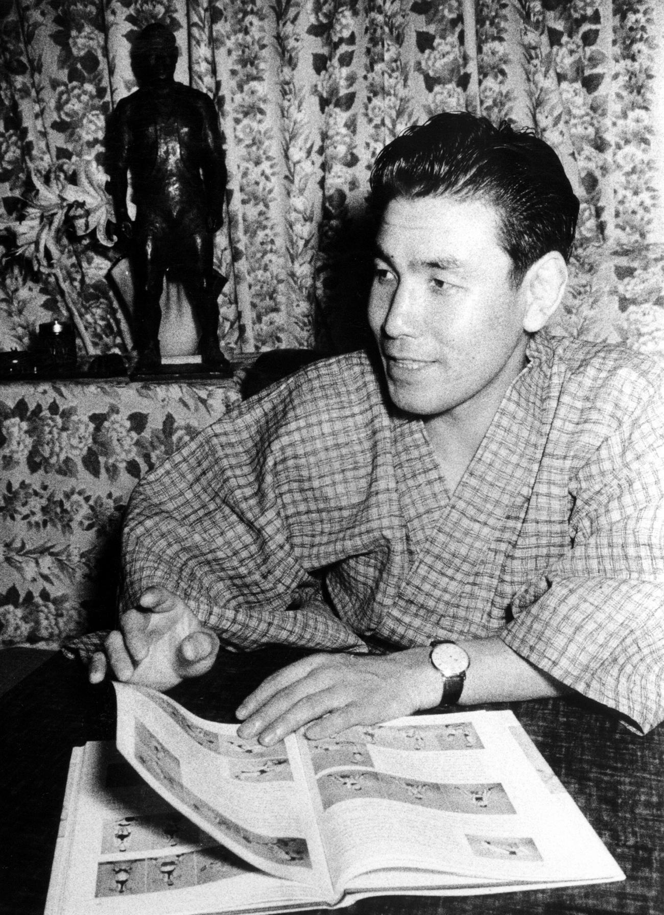 浴衣でくつろぐ笹原正三さん（1962年8月3日撮影）