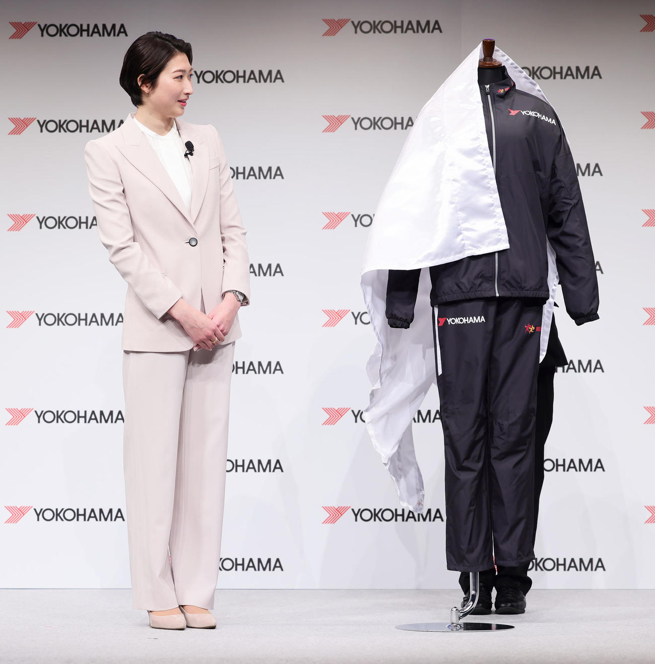 新ユニホームの発表を見つめる池江（撮影・足立雅史）