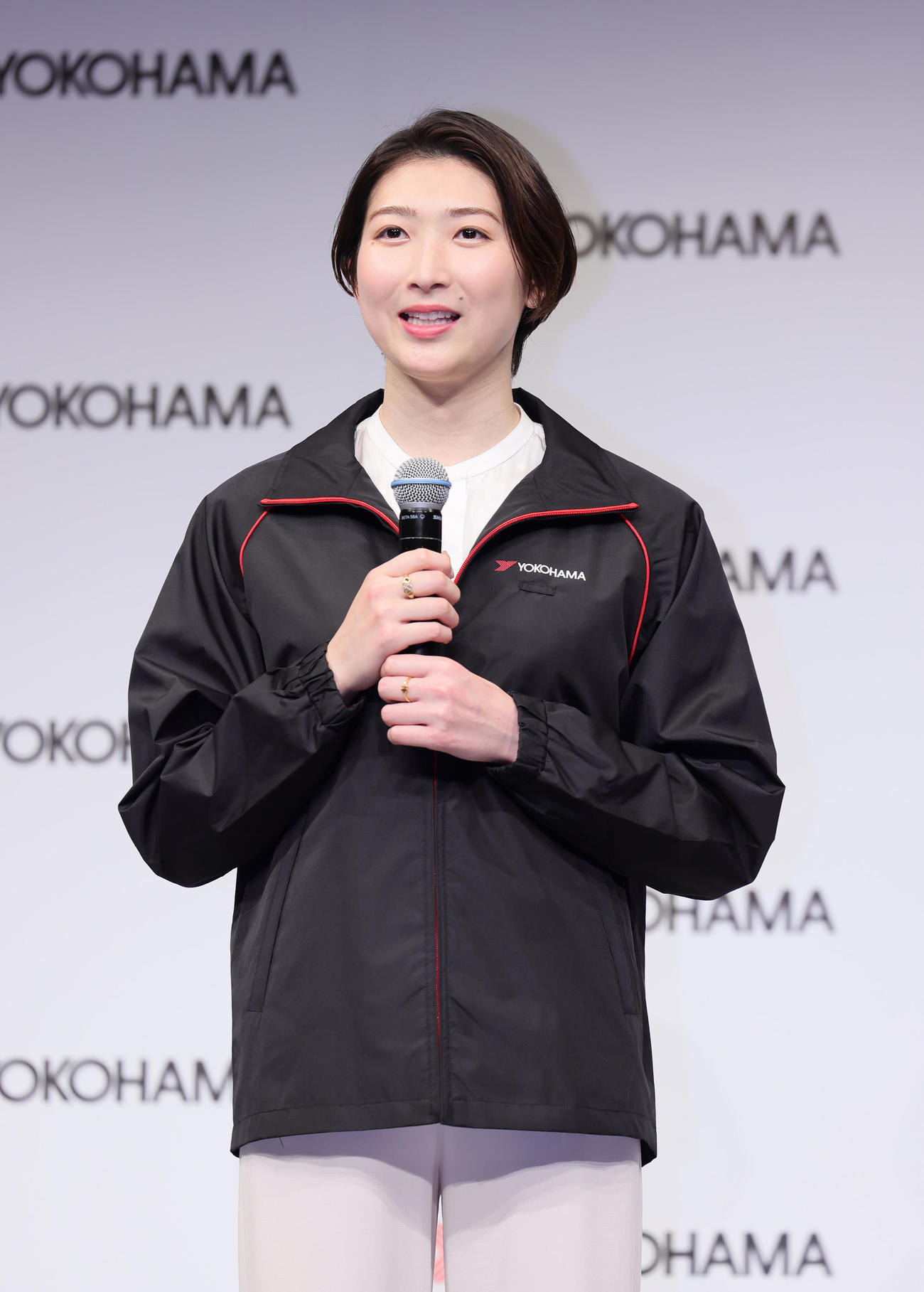 「横浜ゴム所属発表会」に登壇し、同社のジャンパー姿で意気込みを語った池江（撮影・足立雅史）