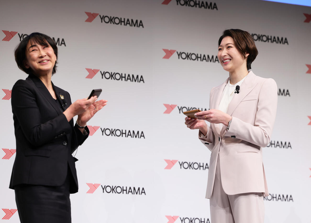 名刺交換体験を行った池江（右）に講師も思わず笑顔（撮影・足立雅史）