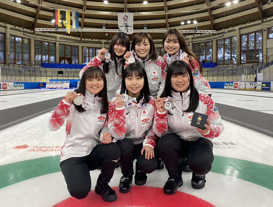 カーリング女子の世界ジュニア選手権で準優勝した、前列左から松永、三浦、佐久間、後列左から上野、小笠原コーチ、荻原（C）JCA