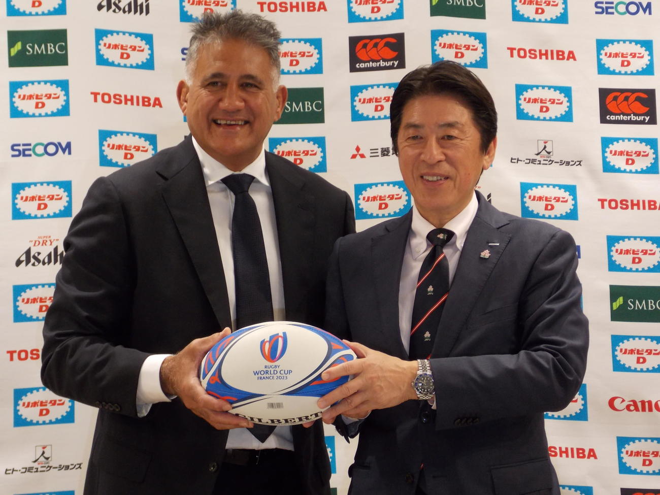 23年ラグビー日本代表活動会見を終えて笑顔を見せるジェイミー・ジョセフ・ヘッドコーチ（左）と日本協会の土田雅人会長（撮影・松本航）