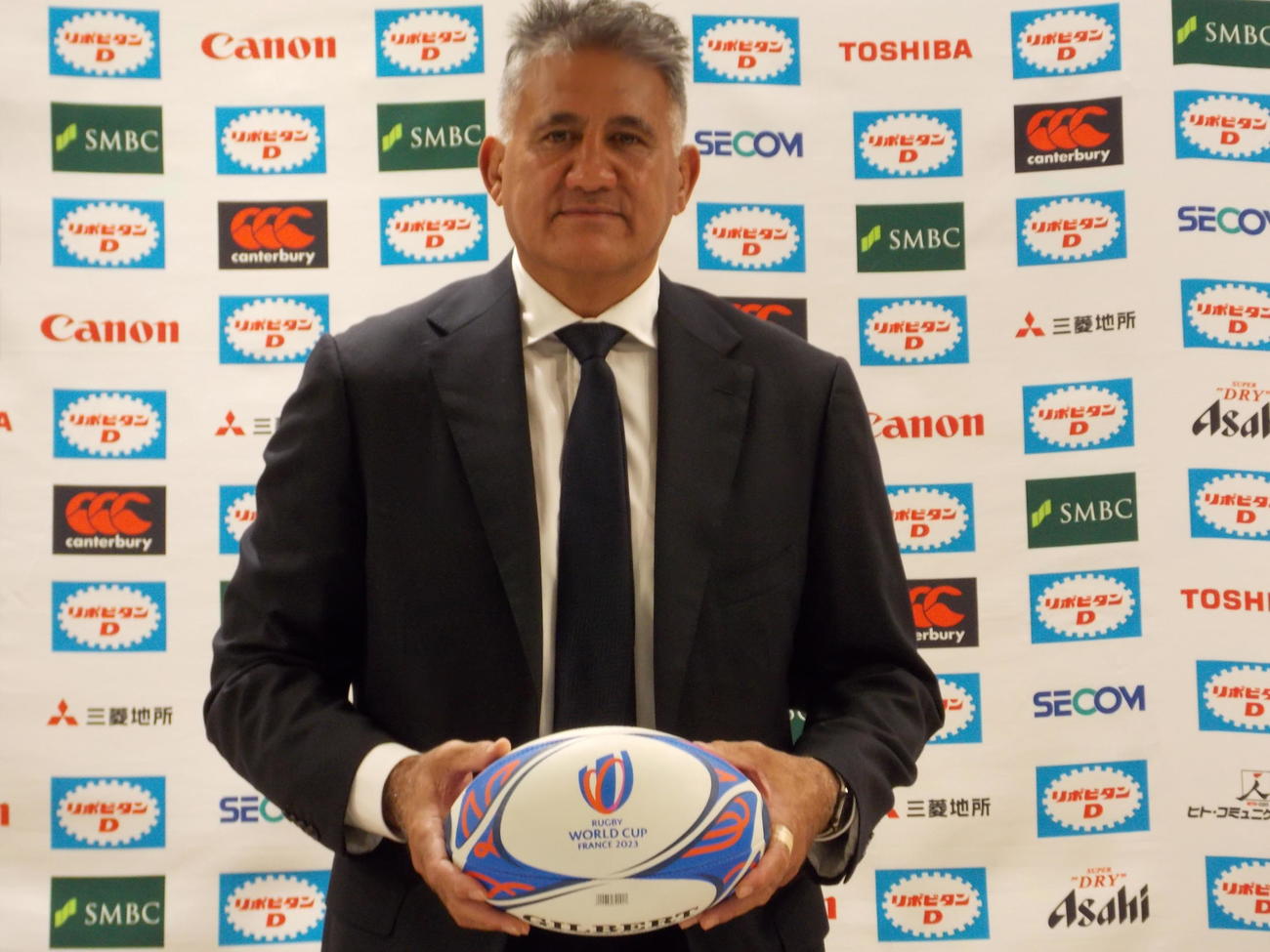 ラグビーW杯フランス大会のロゴが入ったボールを手にする日本代表ジェイミー・ジョセフ・ヘッドコーチ（撮影・松本航）