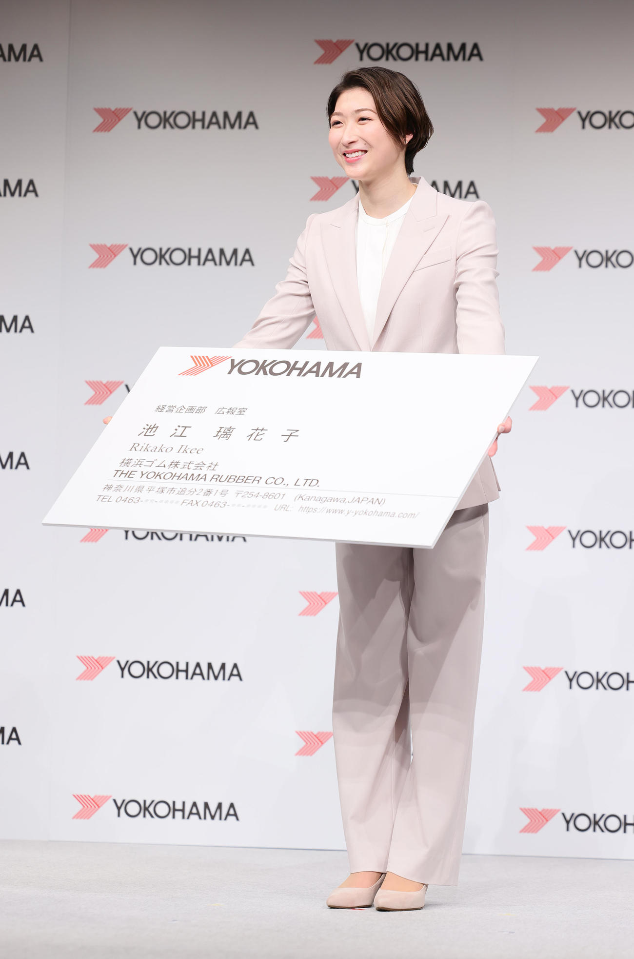巨大名刺を手に笑顔を見せる池江（撮影・足立雅史）