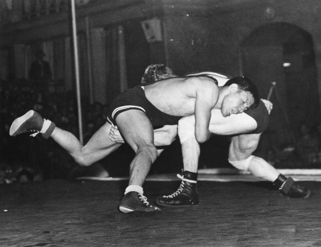 1956年メルボルン五輪フリースタイル・フェザー級で相手を攻める笹原正三さん（手前）（AP＝共同）