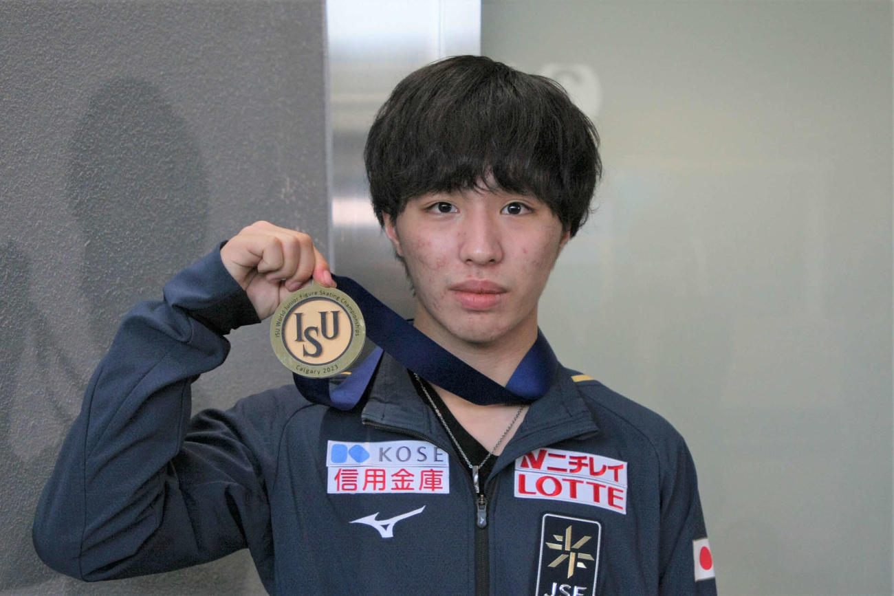 帰国した三浦は世界ジュニア選手権の金メダルを披露（撮影・藤塚大輔）