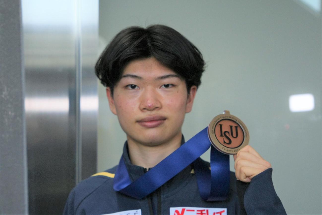 世界ジュニア選手権の銅メダルを披露する吉岡（撮影・藤塚大輔）