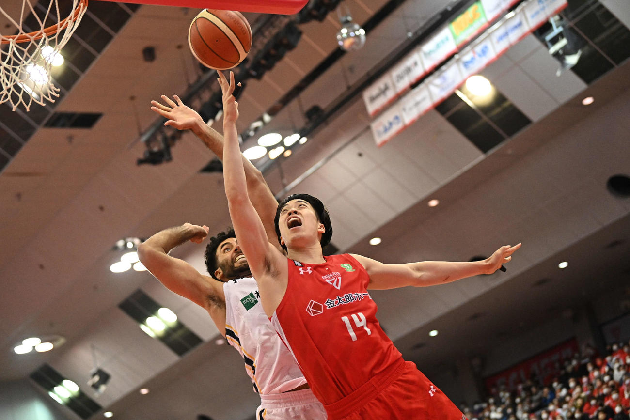 リーグ新記録の21連勝がかかった試合でシュートを決める千葉J佐藤（C）BLEAGUE