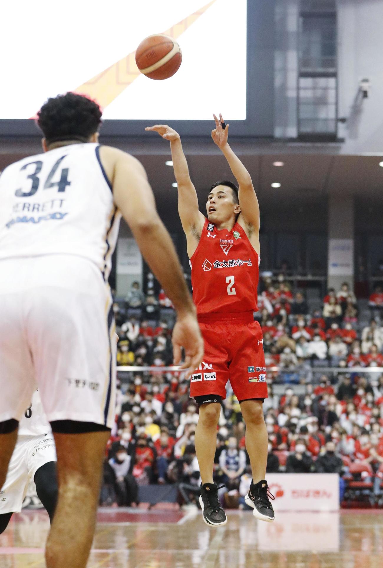 千葉対宇都宮　第1Q、シュートを放つ千葉J富樫