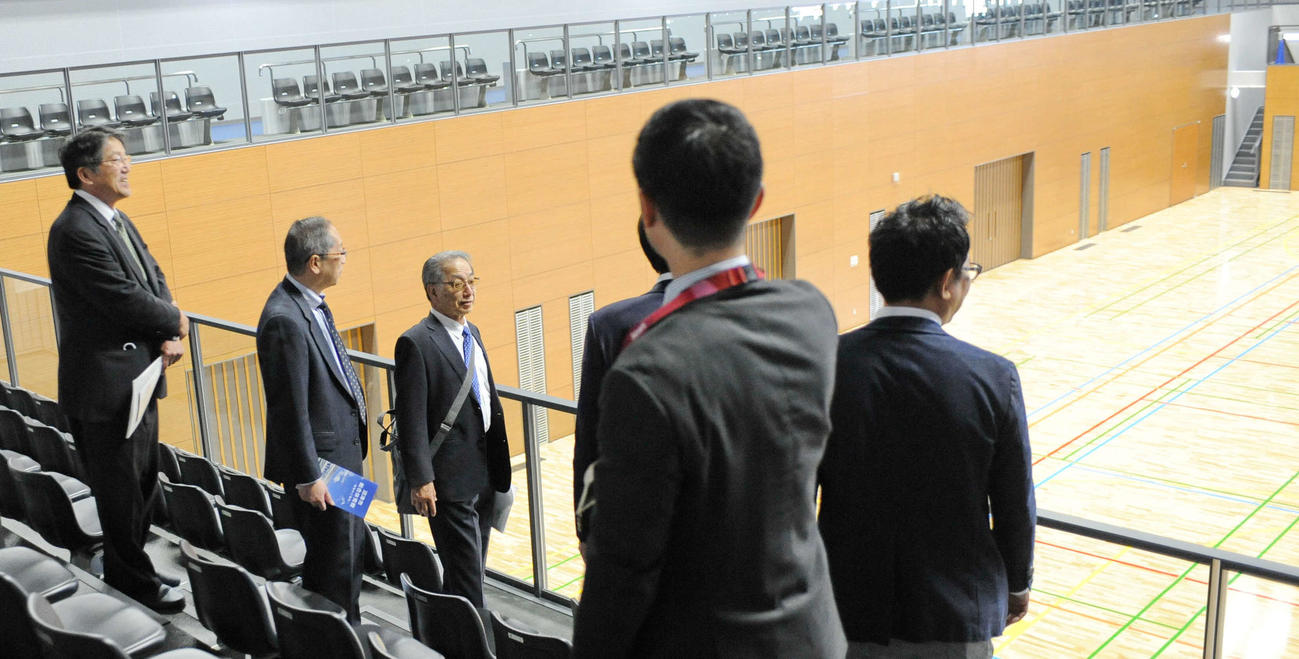 試合会場のアリーナを視察する関係者ら。左端は日本フェンシング協会の千田会長　　