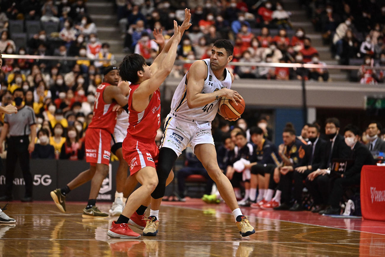 千葉J対宇都宮　千葉Jの執拗なディフェンスに手こずる宇都宮スコット（コピーライトB.LEAGUE）
