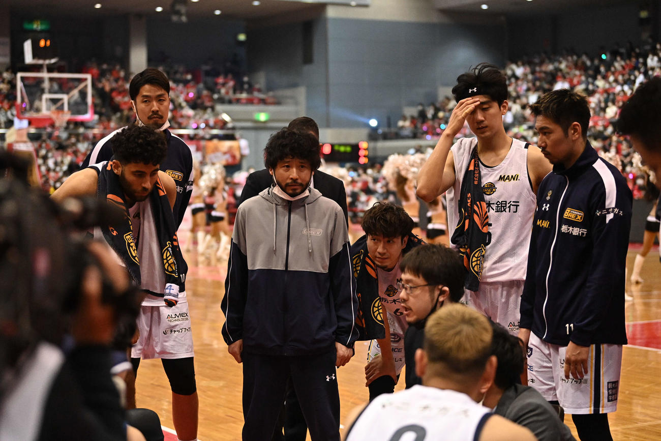 千葉J対宇都宮　タイムアウトで円陣を組む宇都宮（コピーライトB.LEAGUE）