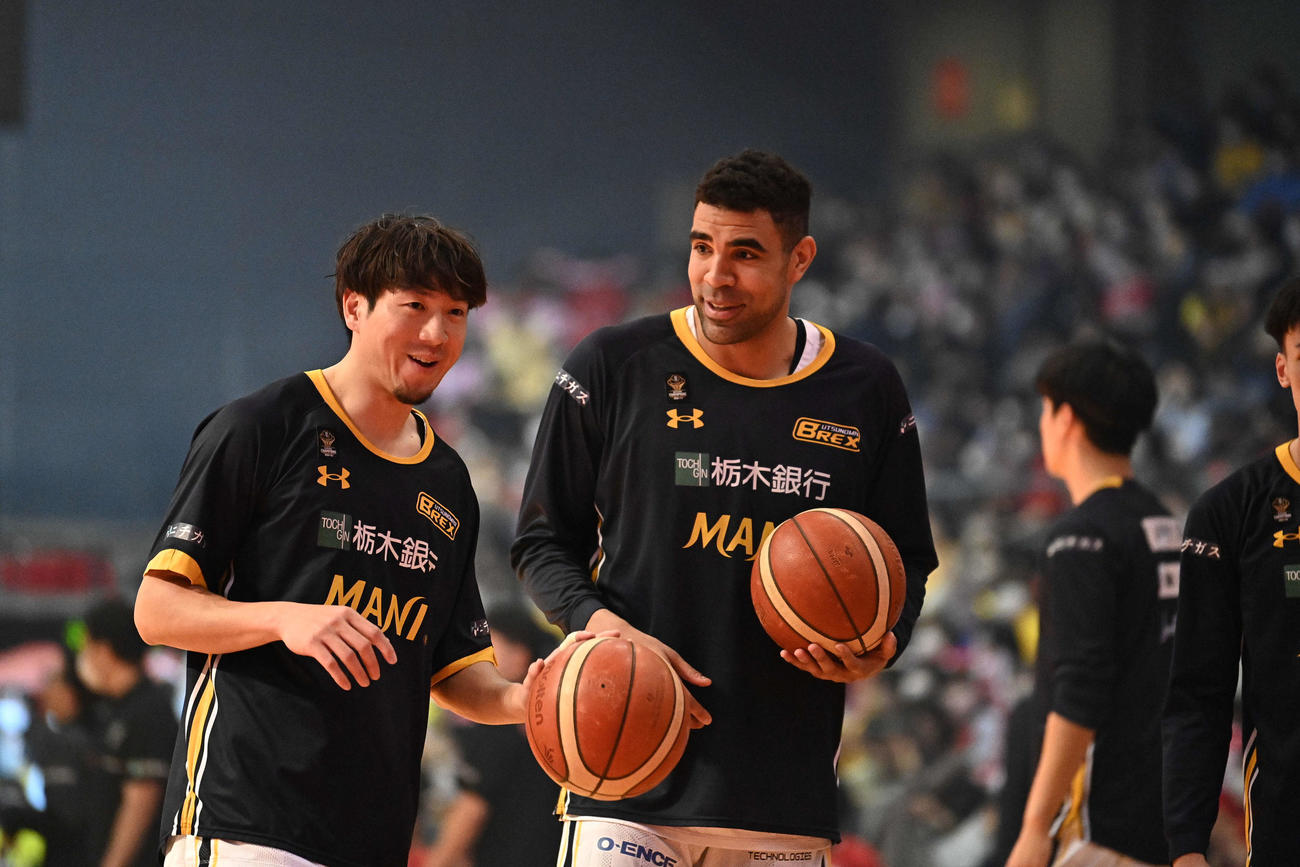 千葉J対宇都宮　試合開始前の宇都宮比江島とスコット（コピーライトB.LEAGUE）