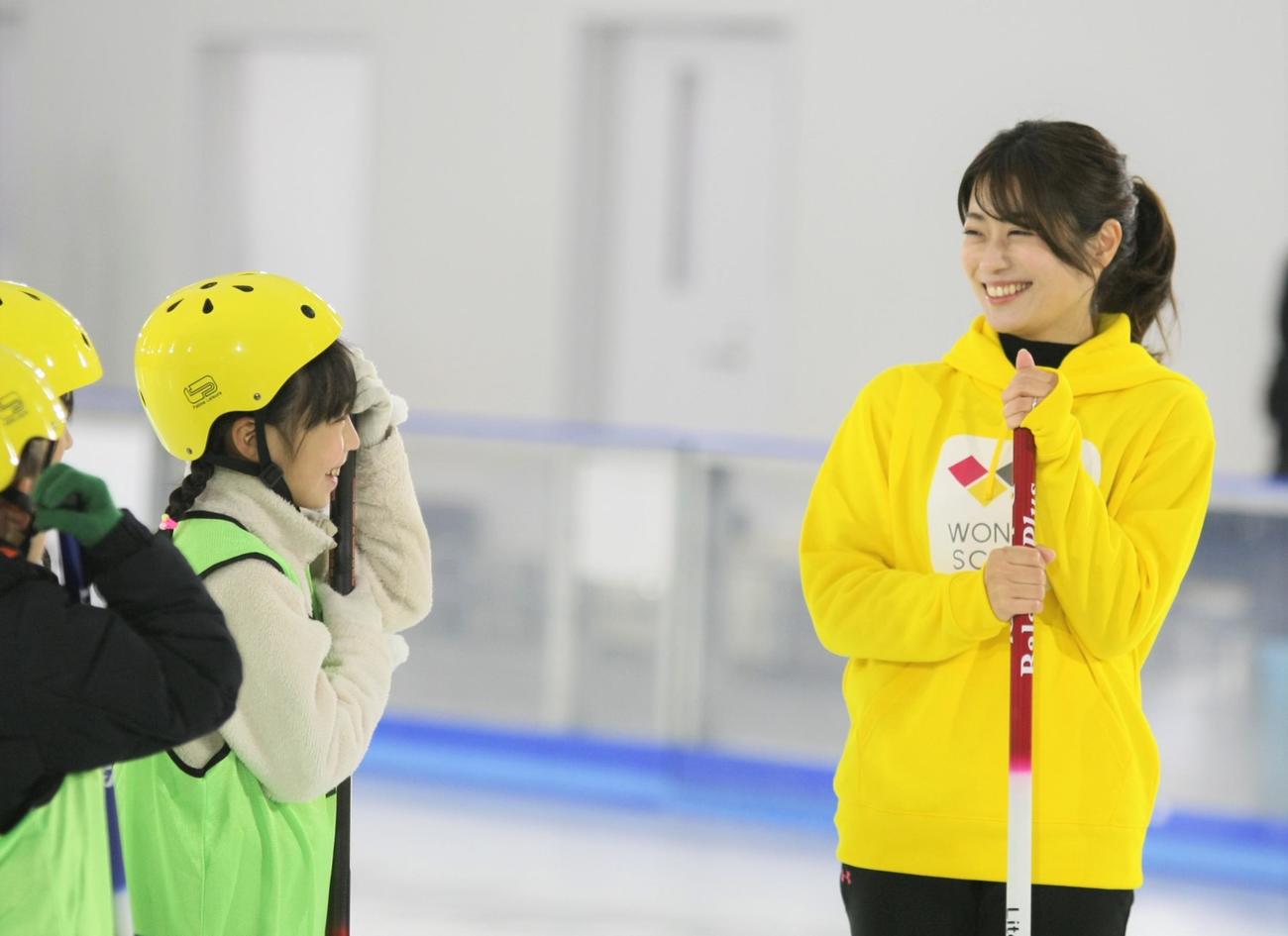 子どもたちにカーリングを指導し、笑顔を浮かべる市川美余さん（右）（撮影・藤塚大輔）
