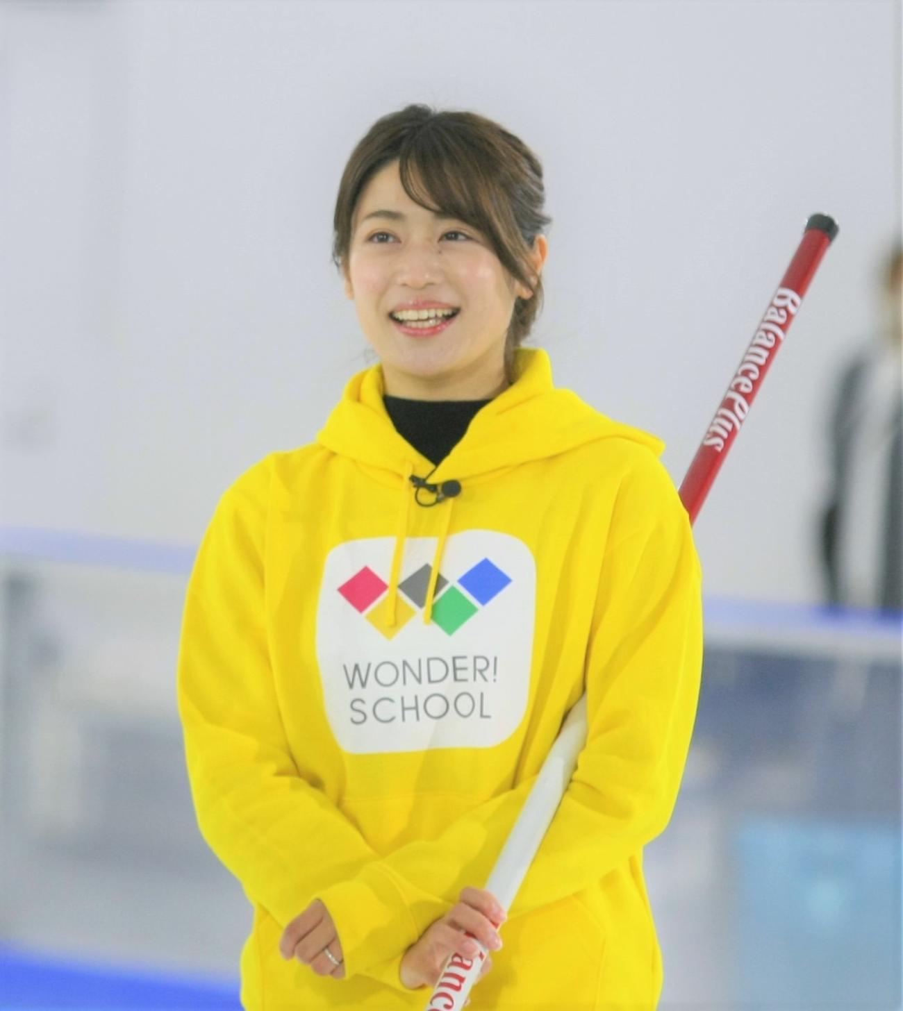 子どもたちにカーリングを指導し、笑顔を浮かべる市川美余さん（撮影・藤塚大輔）