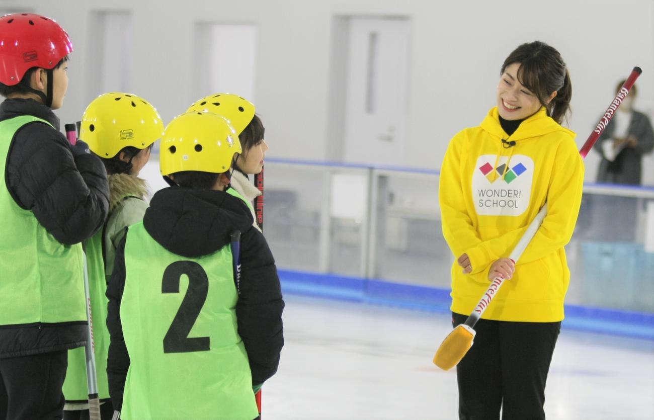 子どもたちにカーリングを指導し、笑顔を浮かべる市川美余さん（右）（撮影・藤塚大輔）