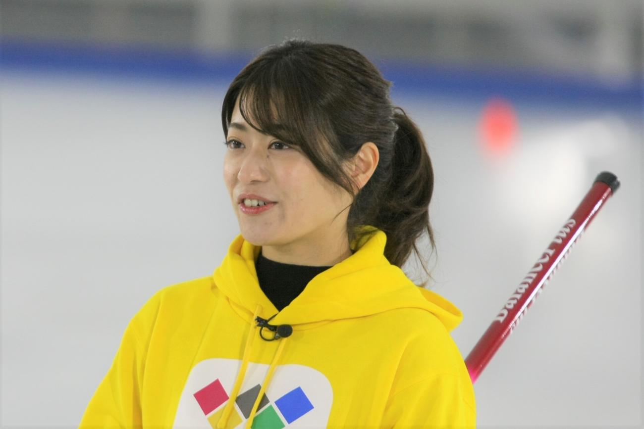 子どもたちにカーリングを指導した市川美余さん（撮影・藤塚大輔）