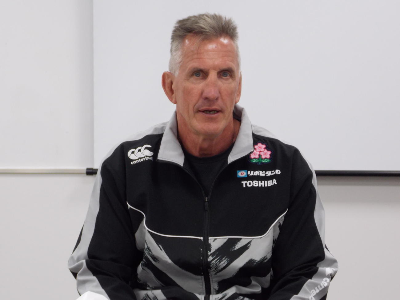 U20日本代表活動についての思いを語るロブ・ペニー・ヘッドコーチ（撮影・松本航）