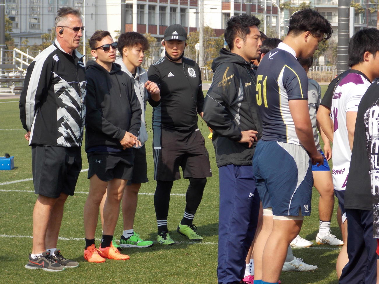 U20日本代表セレクション合宿を見守るロブ・ペニー・ヘッドコーチ（左）（撮影・松本航）