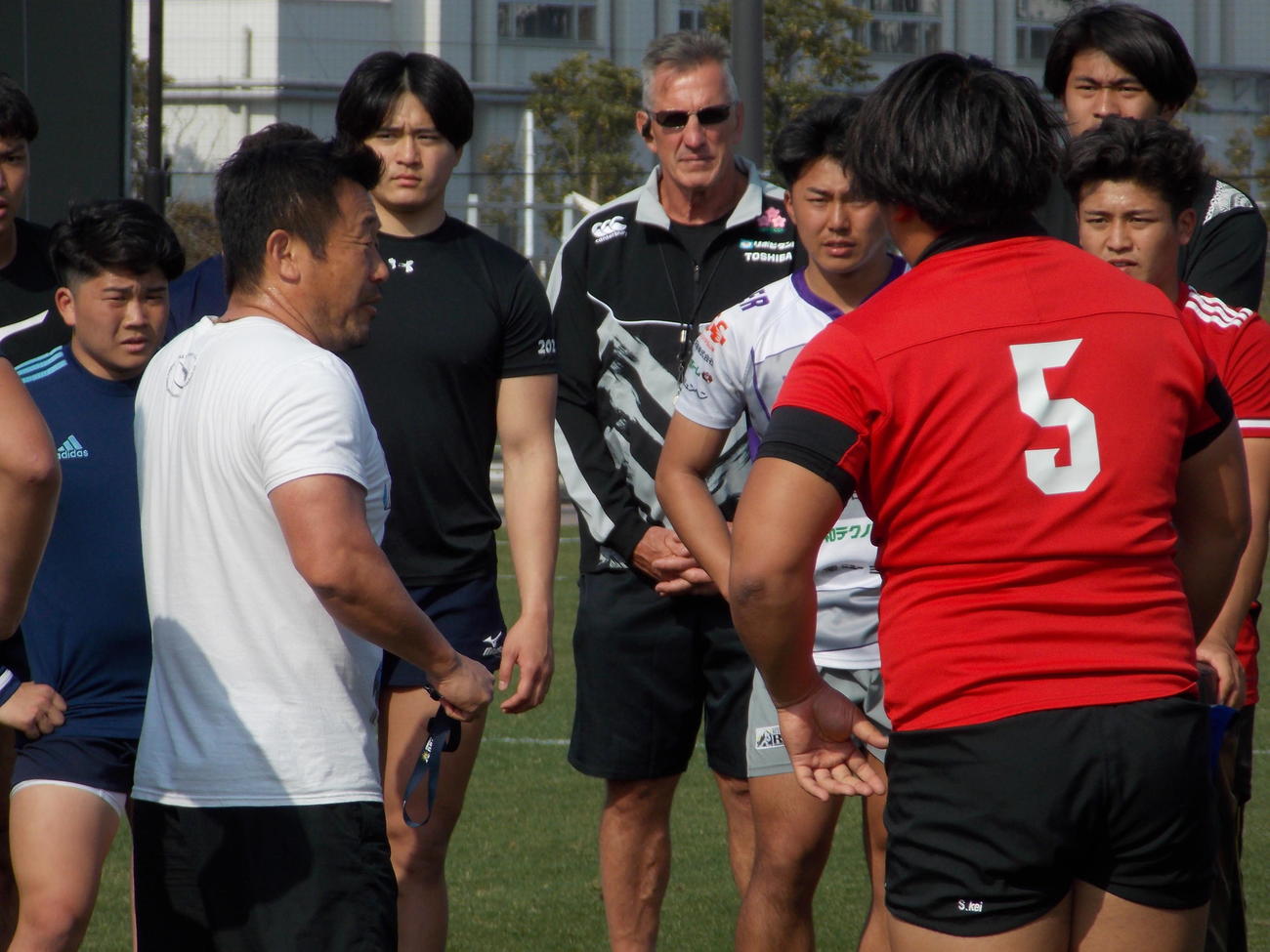 U20日本代表セレクション合宿を見守るロブ・ペニー・ヘッドコーチ（中央）（撮影・松本航）