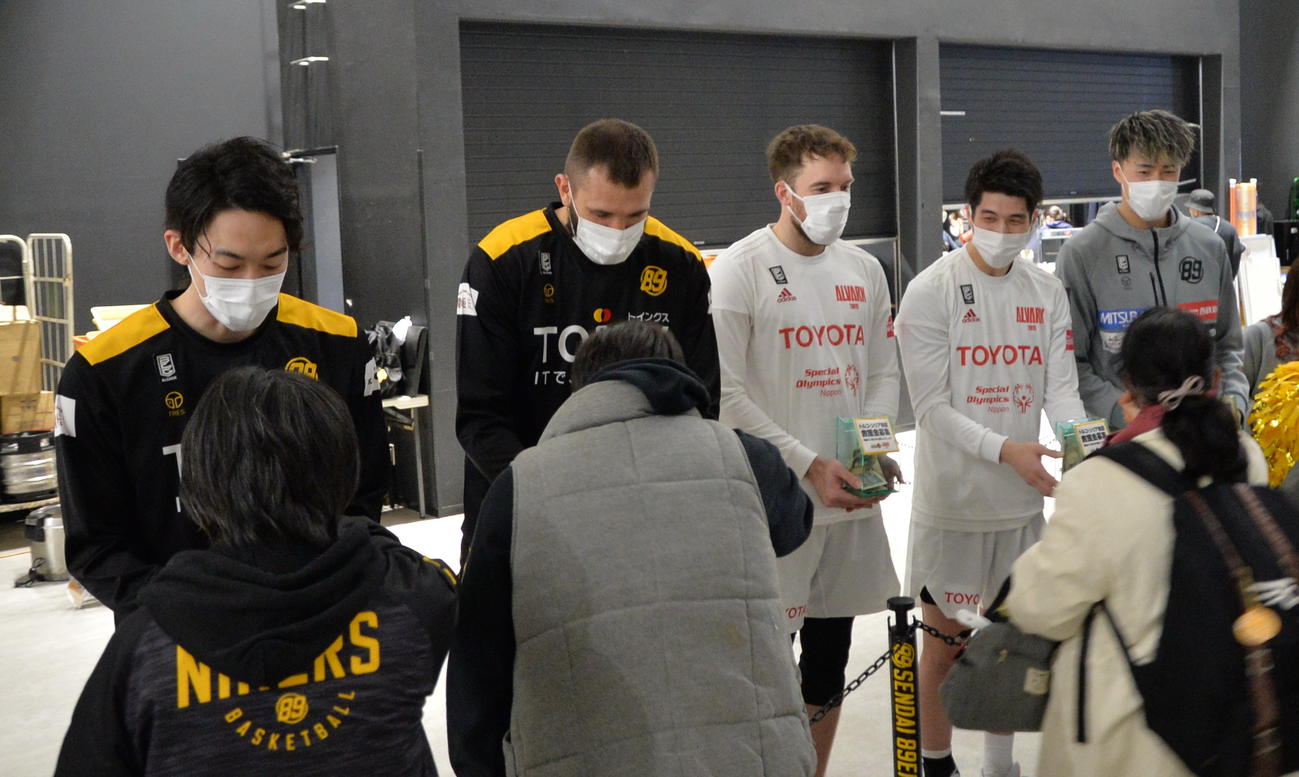 試合後、募金を呼びかける、左から加藤、ブース、バランスキー、笹倉、寒竹ら両チームの選手たち