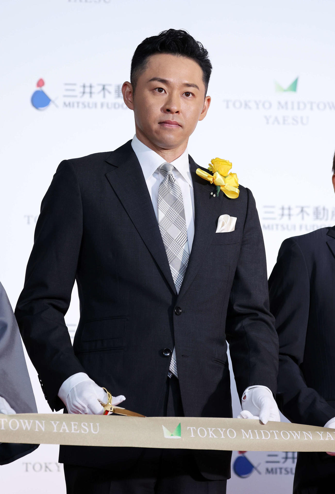 オープニングセレモニーでテープカットする北島氏（撮影・鈴木正人）