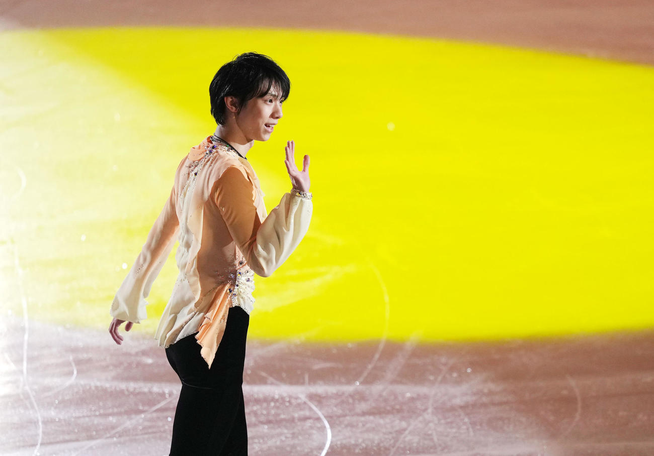 観客に笑顔で手を振る羽生結弦さん（撮影・横山健太）