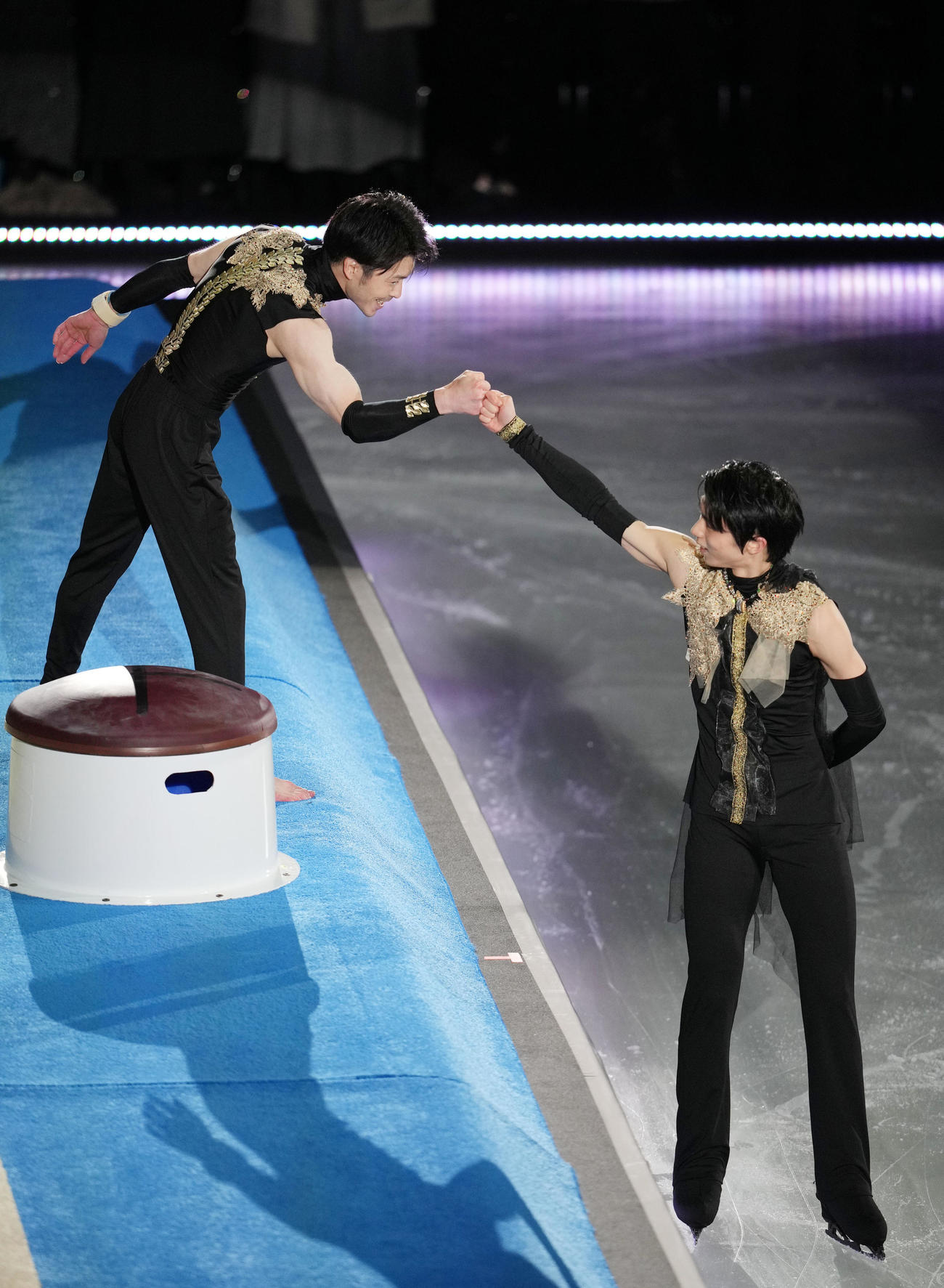 演技を終えタッチを交わす羽生結弦さん（右）と内村航平さん（撮影・横山健太）