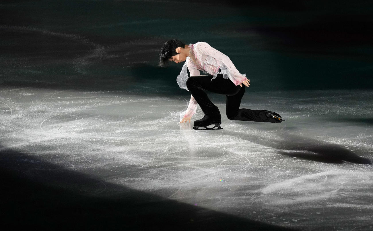 リンクに手を添える羽生結弦さん（撮影・横山健太）