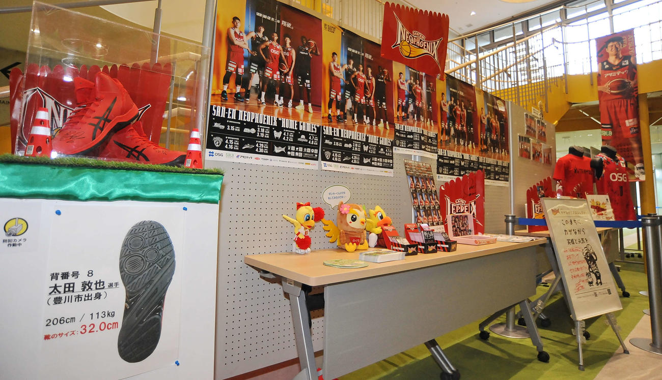 さわやかアリーナに展示されている三遠の太田のバスケシューズ（左）など