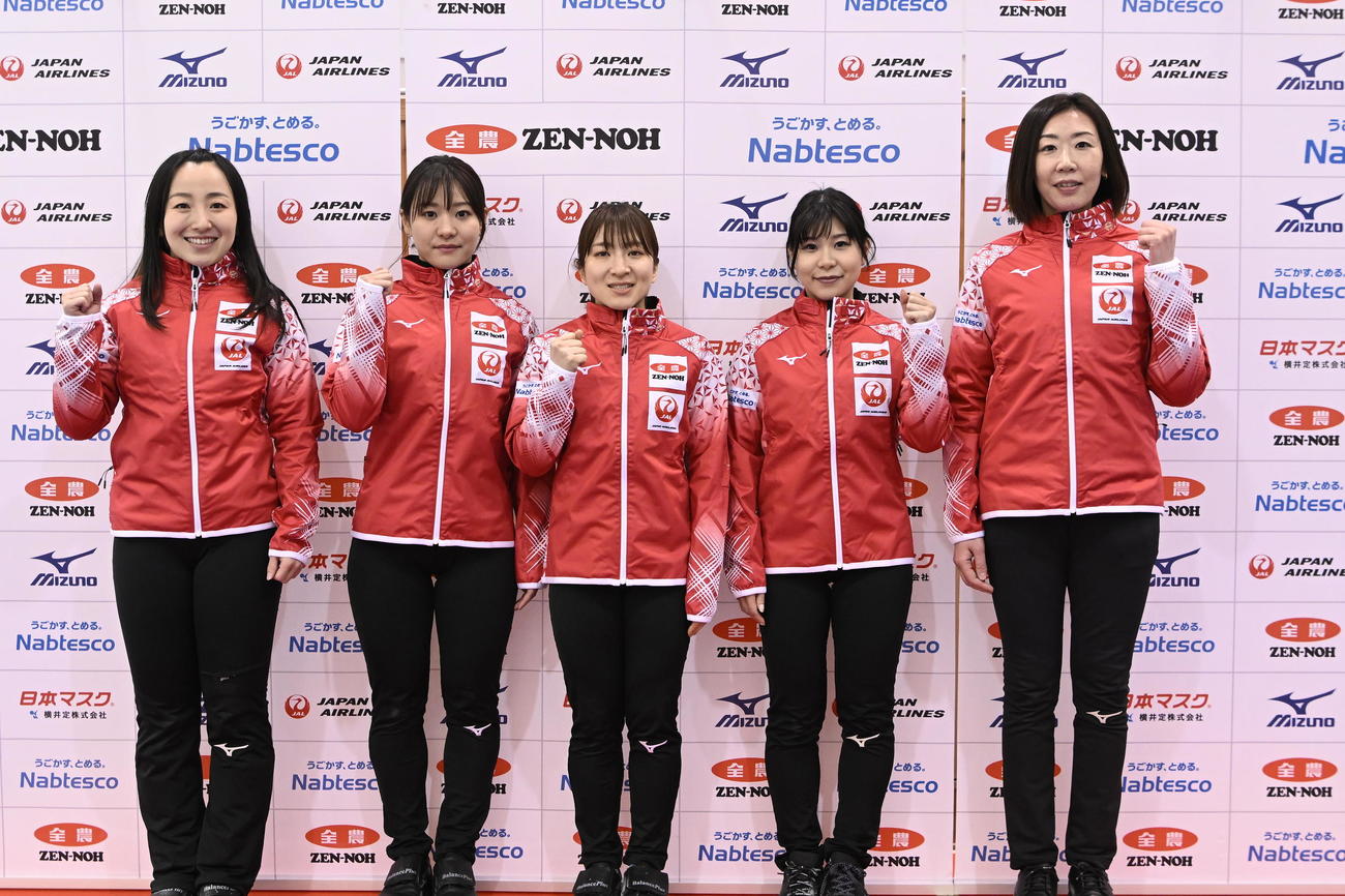 世界選手権に出場する日本代表ロコ・ソラーレの左から藤沢、吉田知、鈴木、吉田夕、石崎（C）JCA IDE