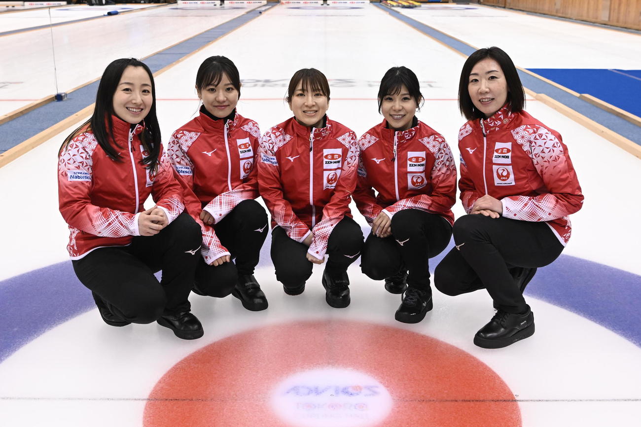 世界選手権に出場する日本代表ロコ・ソラーレの左から藤沢、吉田知、鈴木、吉田夕、石崎（C）JCA IDE