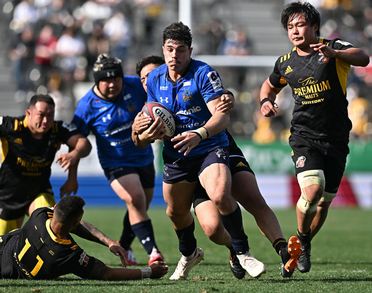 東京SG対埼玉　前半、攻め込む埼玉CTBライリー（手前）（撮影・滝沢徹郎）