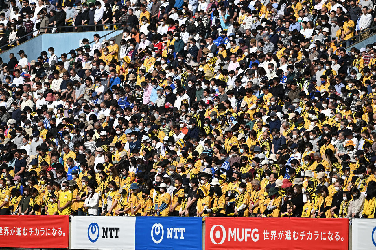 東京SG対埼玉　試合前に東日本大震災の犠牲者をしのび黙とうするサポーター（撮影・滝沢徹郎）