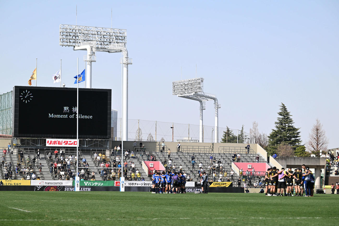 東京SG対埼玉　試合前に東日本大震災の犠牲者をしのび黙とうがささげられる（撮影・滝沢徹郎）