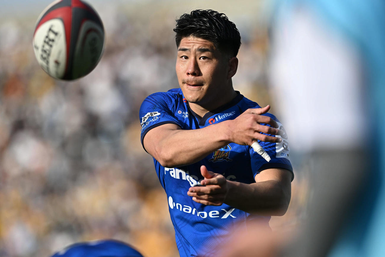 東京SG対埼玉　試合に勝利しすがすがしい表情でボールを出す埼玉SO松田（撮影・滝沢徹郎）