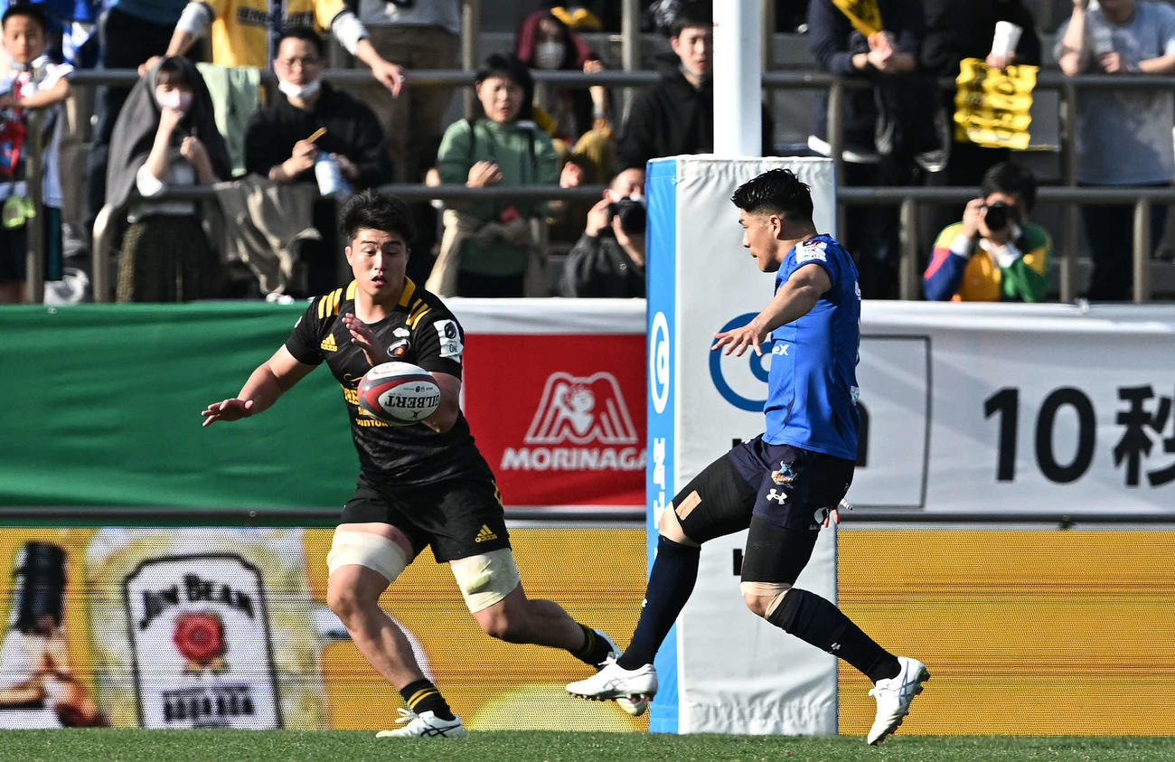 東京SG対埼玉　後半、キックパスを出す埼玉SO松田（右）（撮影・滝沢徹郎）