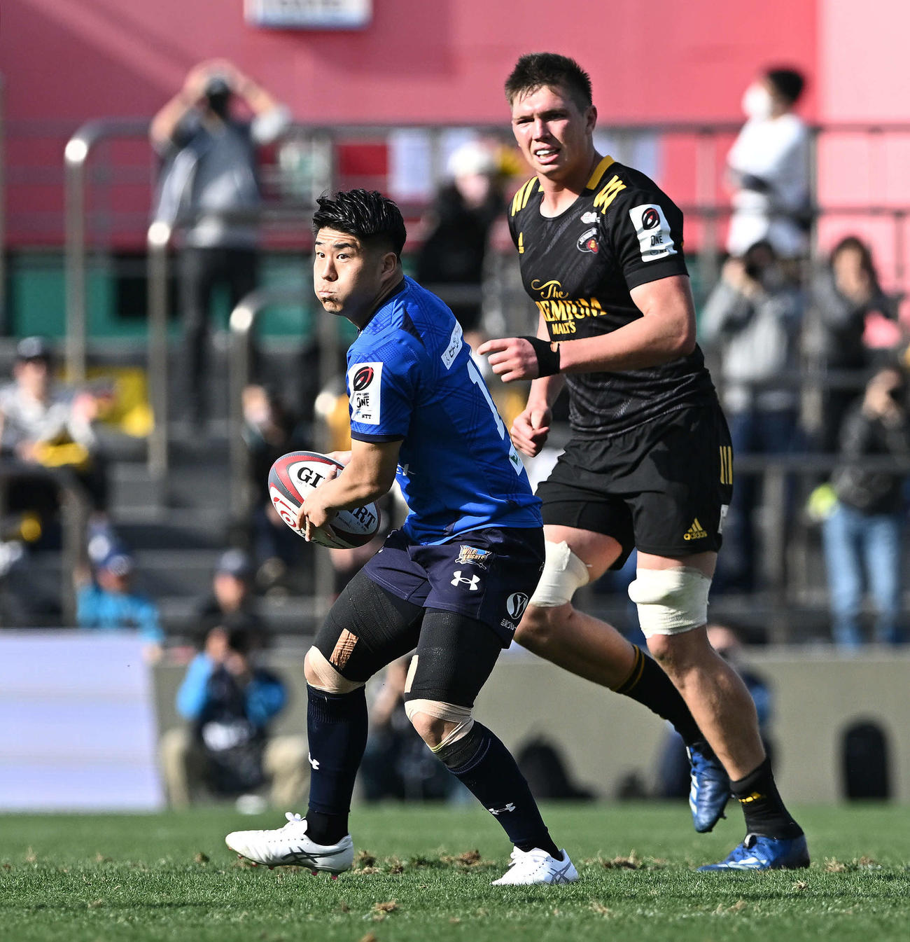 東京SG対埼玉　後半、パスを出す埼玉SO松田（左）（撮影・滝沢徹郎）