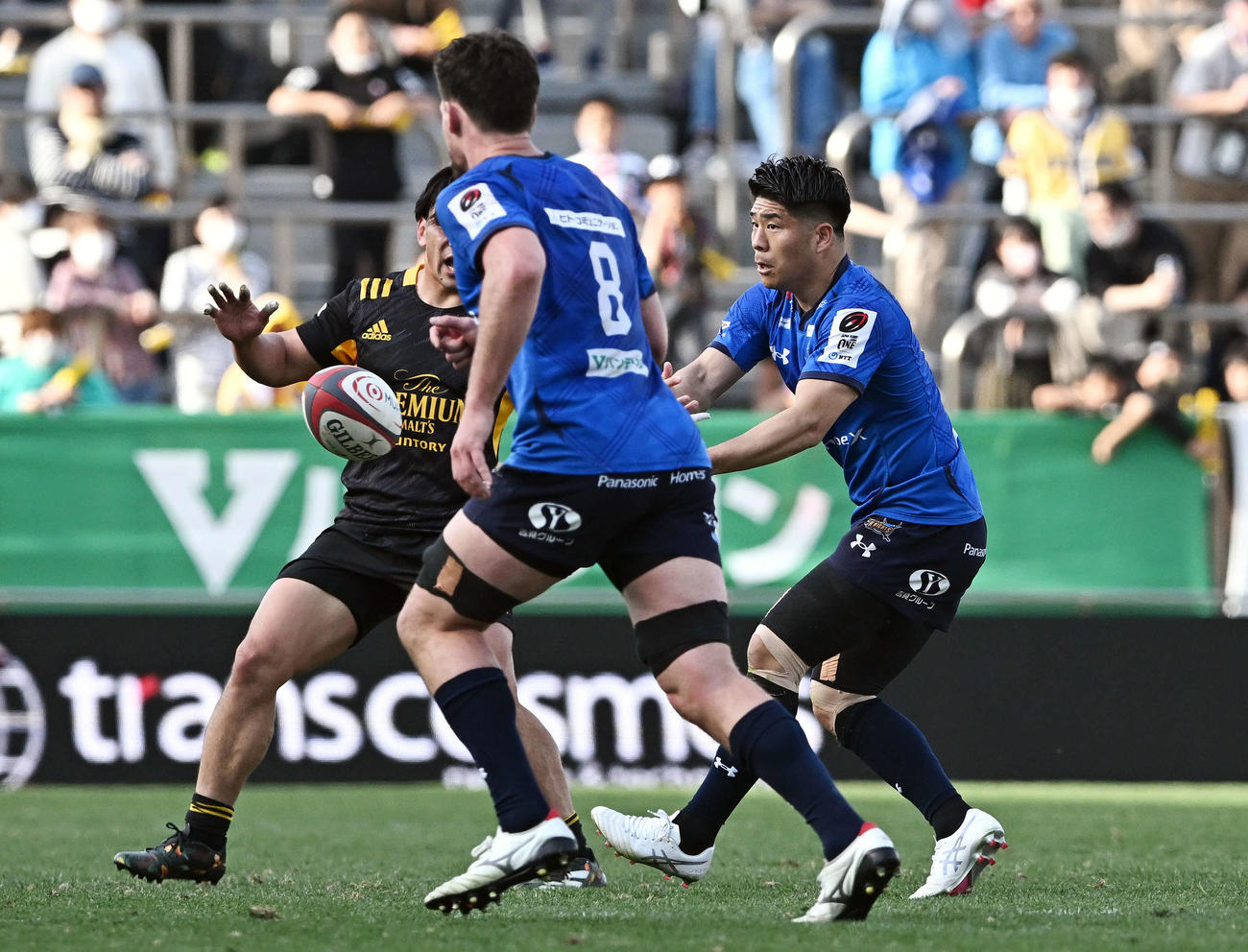 東京SG対埼玉　後半、パスを出す埼玉SO松田（右）（撮影・滝沢徹郎）