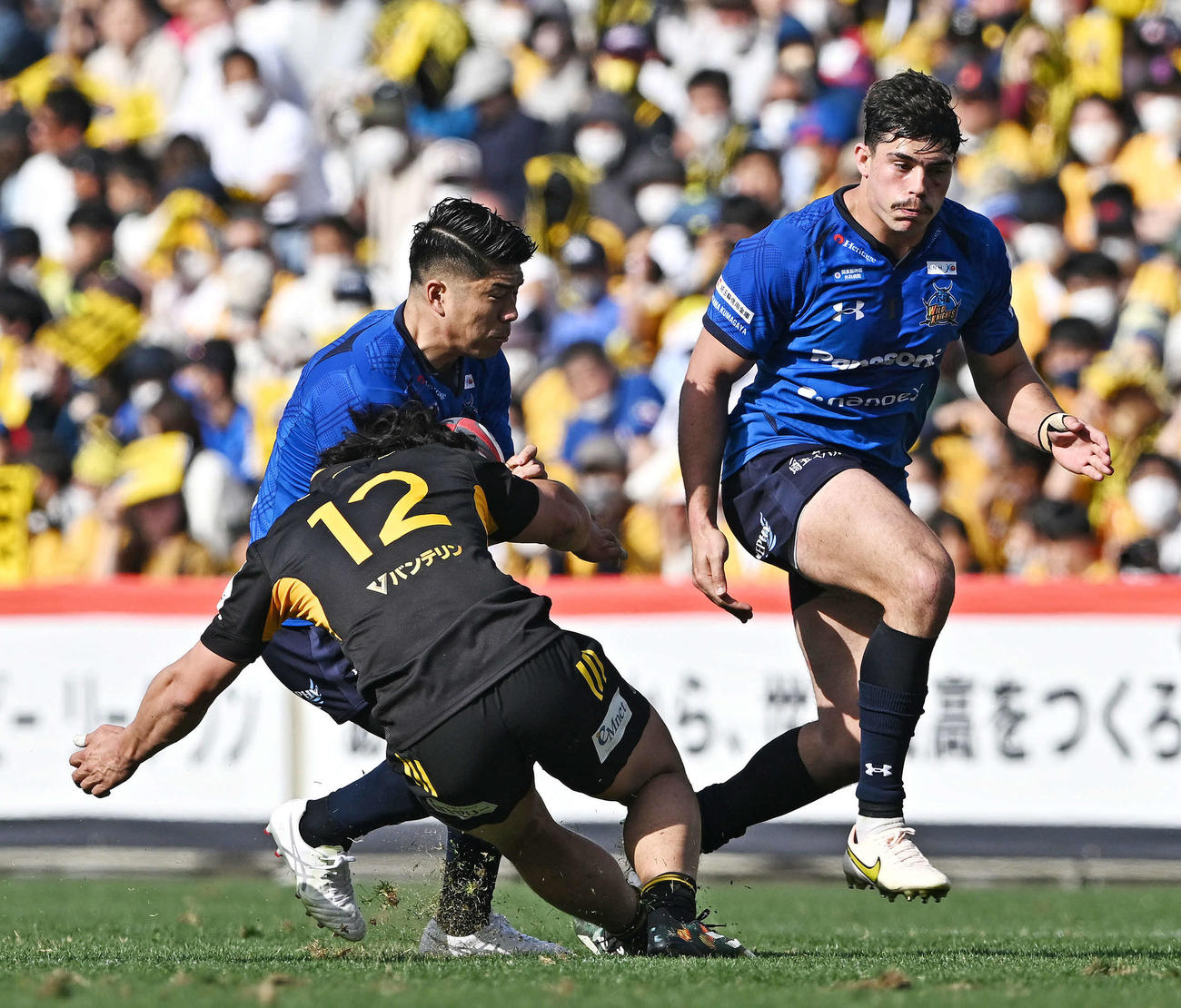 東京SG対埼玉　前半、タックルを受けながら攻め込む埼玉SO松田（左）（撮影・滝沢徹郎）