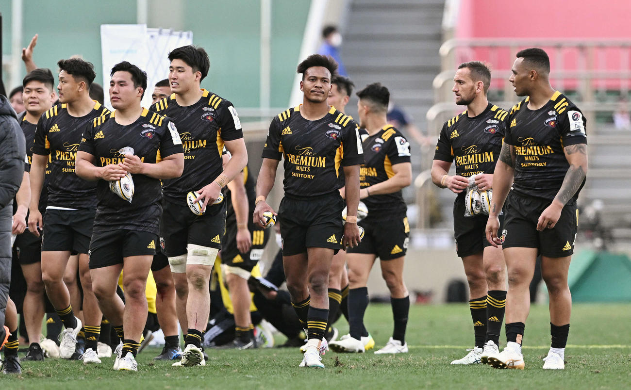 東京SG対埼玉　試合に敗れ浮かない表情で引き揚げる東京SG・FB松島（中央）ら選手たち（撮影・滝沢徹郎）